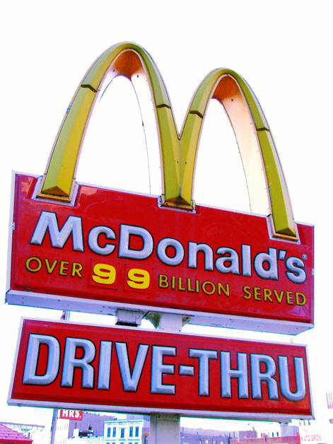 McDonald's llegó a vender en 1993 más de 100 mil millones de hamburguesas, y las ventas se anunciaban en las señales de algunos restaurantes.